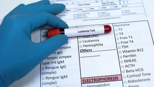 Leukämie Test Arzt Zeigt Blutprobe Röhrchen Laboruntersuchung Gesundheitsprüfung — Stockfoto