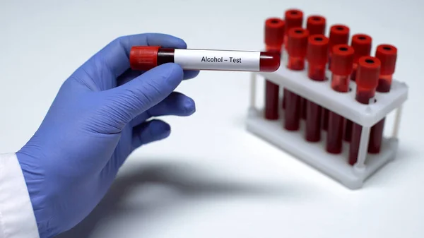 Alkoholtest Arzt Zeigt Blutprobe Röhrchen Laboruntersuchung Gesundheitscheck — Stockfoto