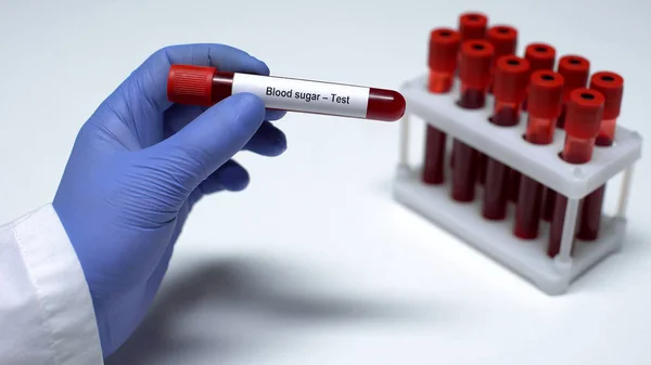 Анализ Сахара Крови Врач Показывает Пробу Крови Трубки Профилактика Заболеваний — стоковое фото