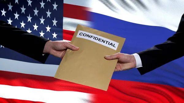 Usa Russia Officials Exchanging Confidential Envelope Flags Background — Stock Photo, Image