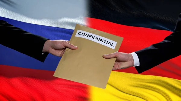 Venäjä Saksa Luottamuksellisia Kirjekuoria Lippuja Vaihtavat Virkamiehet — kuvapankkivalokuva