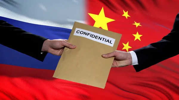 Rusia China Funcionarios Intercambio Sobres Confidenciales Banderas Fondo — Foto de Stock