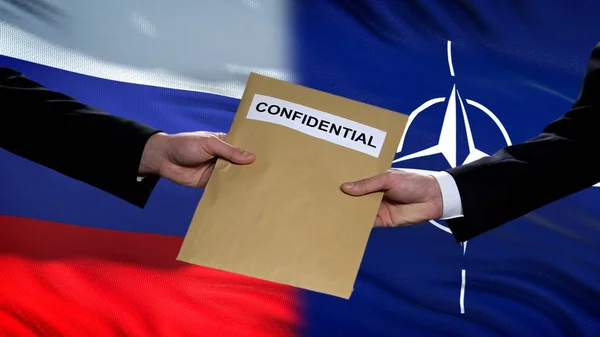 Rusland Nato Ambtenaren Wisselen Vertrouwelijke Enveloppe Vlaggen Achtergrond — Stockfoto