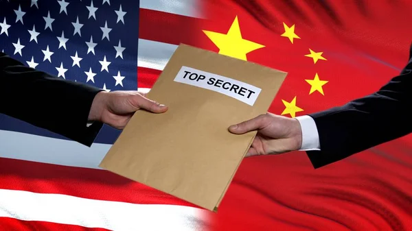 Политики Сша Китая Обмениваются Секретными Конвертами Флагами — стоковое фото