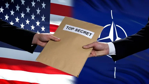 Usa Nato Politicians Exchanging Top Secret Envelopes Flags Background — Stock Photo, Image