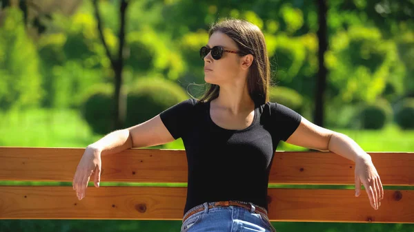 Mulher Auto Confiante Óculos Escuros Sentados Banco Parque Olhando Redor — Fotografia de Stock