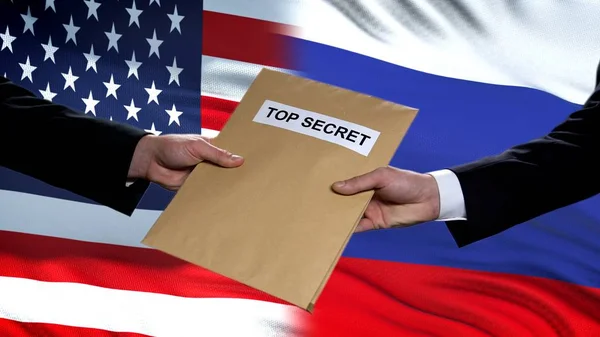 Usa Und Russland Politiker Tauschen Streng Geheime Umschläge Flaggen Hintergrund — Stockfoto