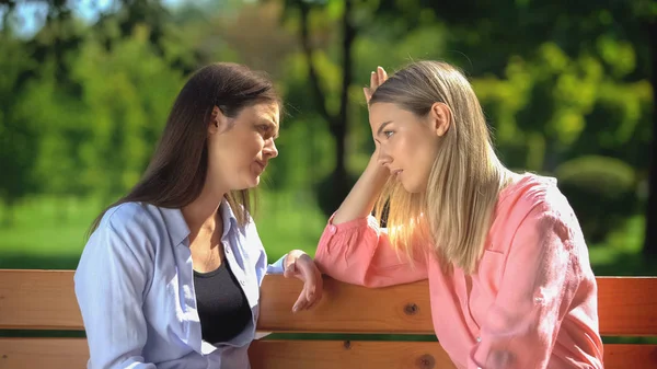 Unga Kvinnliga Stödjande Och Tröstande Vän Sitter Parkbänk Depression — Stockfoto