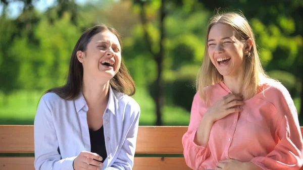 Melhores Amigos Sexo Feminino Sorrindo Passar Tempo Parque Banco Conexão — Fotografia de Stock