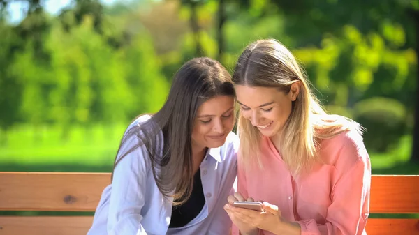 Two Female Friends Scrolling Photos Social Network App Online Connection — Stock Photo, Image