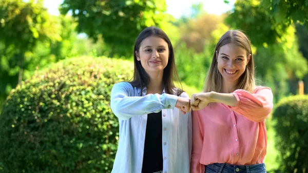 Vidám Női Barátok Dübörgő Ököllel Örül Hogy Látjuk Egymást Barátság — Stock Fotó