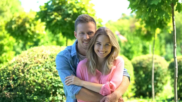 Pareja Alegre Amor Sonriendo Abrazándose Cámara Relación Felicidad — Foto de Stock