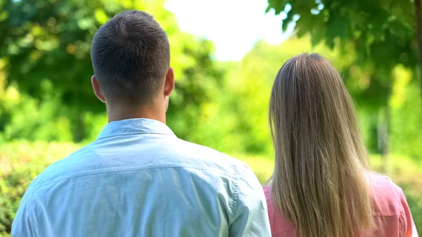 Férfi Szabadban Feleség Férj Parkban Romantikus Érzések Támogatás — Stock Fotó