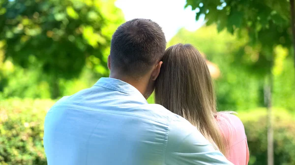 男人温柔地拥抱女友 夫妻享受公园美景 热爱亲密 — 图库照片