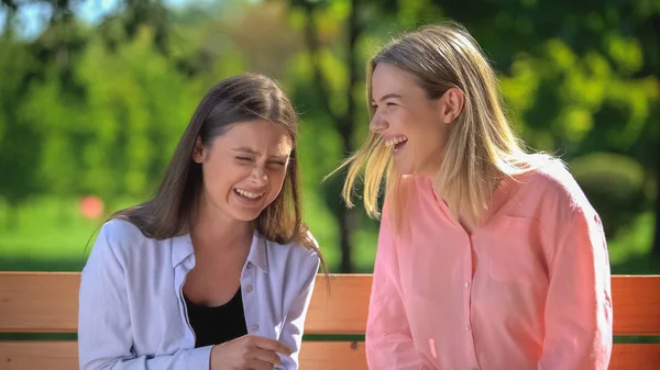 Γελώντας Νεαρές Γυναίκες Που Διασκεδάζουν Μαζί Γυναίκες Φίλοι Hangout Επικοινωνία — Φωτογραφία Αρχείου