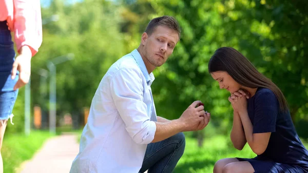 Bonito Homem Fazendo Proposta Para Namorada Olhando Para Mulher Que — Fotografia de Stock