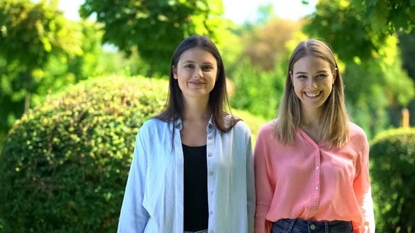 Belle Giovani Donne Sorridenti Sulla Macchina Fotografica Amiche Felici Studenti — Foto Stock