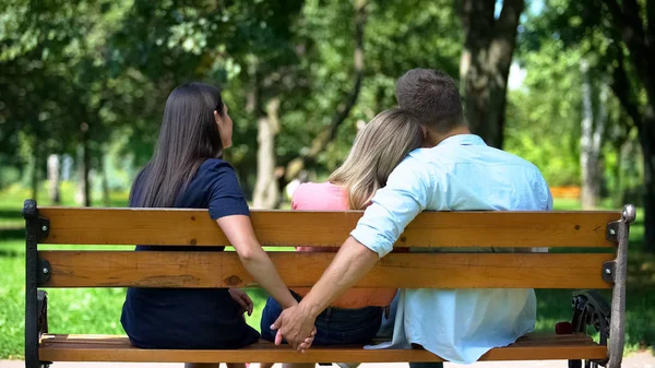 Homem Abraçando Mulher Secretamente Segurando Outra Mão Feminina Relações Secretas — Fotografia de Stock