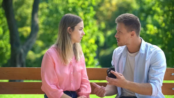 Ragazzo Con Fidanzata Telefono Sensazione Gelosia Diffidenza Relazioni Fraintendimento — Foto Stock