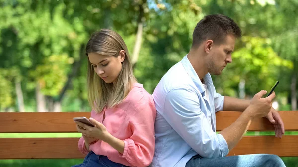 Girlfriend Boyfriend Sitting Back Scrolling Phones Ignoring Each Other Conflict — Stock Photo, Image