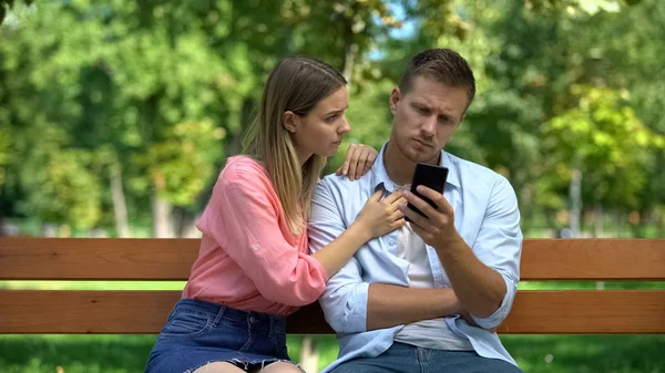 Frau Versucht Aufmerksamkeit Erregen Weil Sie Freund Beim Smartphone Spielen — Stockfoto