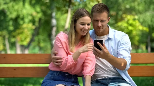 Pareja Alegre Pasar Tiempo Juntos Parque Viendo Fotos Teléfono Inteligente —  Fotos de Stock