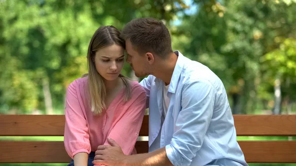 Joven Macho Apoyo Triste Novia Sentado Parque Banco Juntos Amante — Foto de Stock