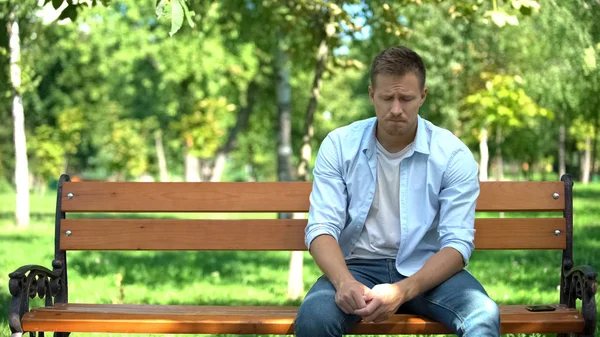 Smutny Młody Człowiek Siedzący Samotnie Ławce Parku Kryzys Zerwania Beznadzieja — Zdjęcie stockowe