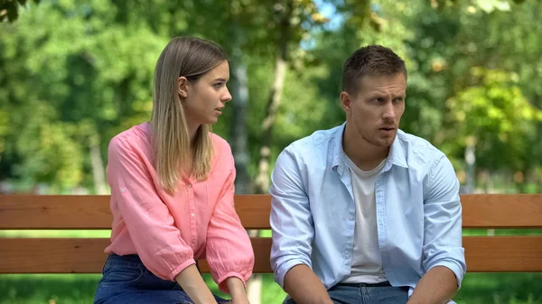 Vrouwelijke Interesse Die Man Negeert Gebrek Aan Aandacht Relatieproblemen — Stockfoto