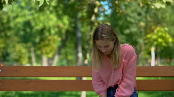 Mujer Caucásica Trastornada Sentada Sola Banco Del Parque Problema Desesperanza — Foto de Stock