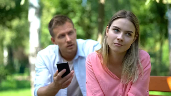 Verveelde Vriendin Luisteren Jaloerse Vriend Houden Telefoon Controleren Van Berichten — Stockfoto