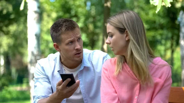 Marido Ciumento Gritando Com Esposa Olhando Através Mensagens Telefone Rompimento — Fotografia de Stock