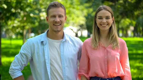 Unge Menn Kvinner Smiler Foran Kamera Står Utendørs Har Ungdommelig – stockfoto