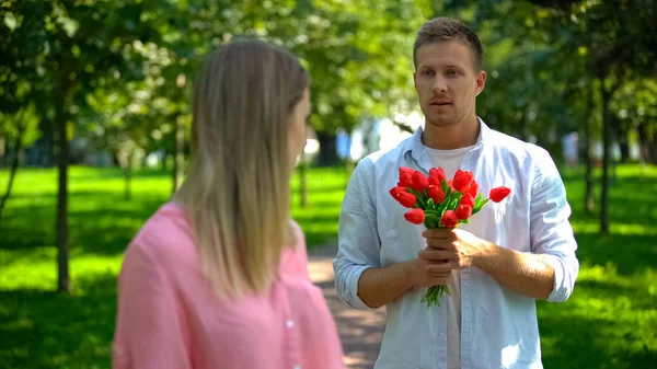 Hombre Enamorado Sosteniendo Racimo Tulipanes Rojos Para Mujer Amor Correspondido — Foto de Stock