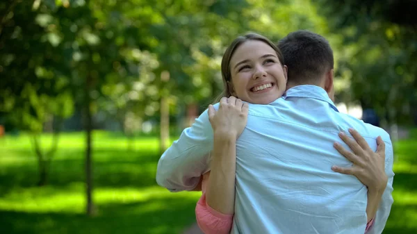 Donna Sorridente Abbracciare Uomo Incontro Tanto Atteso Caldo Rapporto Amichevole — Foto Stock