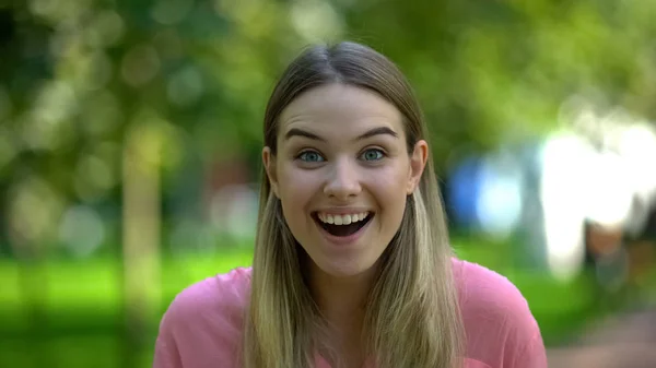 Opgewonden Jonge Vrouw Zoek Camera Goed Nieuws Verbazing Loterij Winnaar — Stockfoto