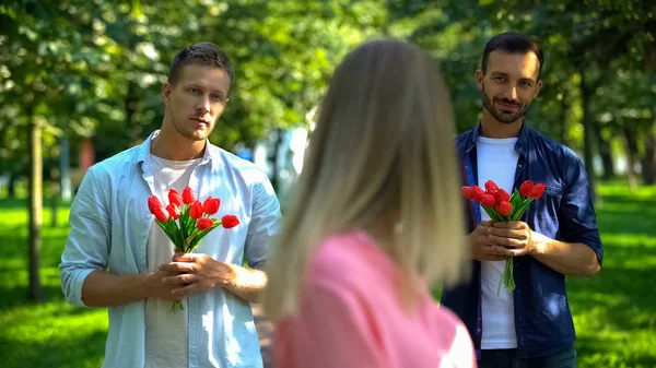 Dos Hombres Cariñosos Con Tulipanes Rojos Las Manos Mirando Mujer —  Fotos de Stock