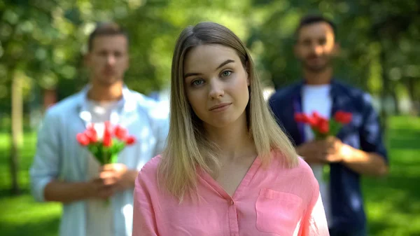 Irriterad Kvinna Med Två Män Som Håller Blommor Bakgrund Obesvarad — Stockfoto