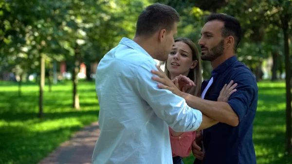 Frightened Woman Standing Fighting Men Rivalry Woman Attention — Stock Photo, Image