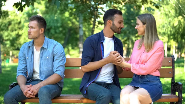 Unglücklicher Junger Mann Sitzt Neben Liebenden Jungen Paar Auf Date — Stockfoto