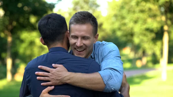 两个男性朋友在户外拥抱 快乐的情绪 友谊的幸福 — 图库照片