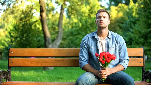 Așteptând Bărbat Frumos Flori Roșii Așezat Bancă Parc Afecțiune Dată — Fotografie, imagine de stoc