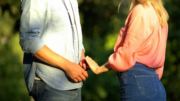 Donna Che Rifiuta Proposta Matrimonio Impreparata Una Relazione Seria Famiglia — Foto Stock