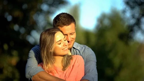 Jovem Casal Sorridente Abraçando Parque Ensolarado Período Doce Flor Sentimentos — Fotografia de Stock
