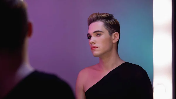 Genderqueer Com Maquiagem Meia Cara Olhando Espelho Conceito Identidade Não — Fotografia de Stock