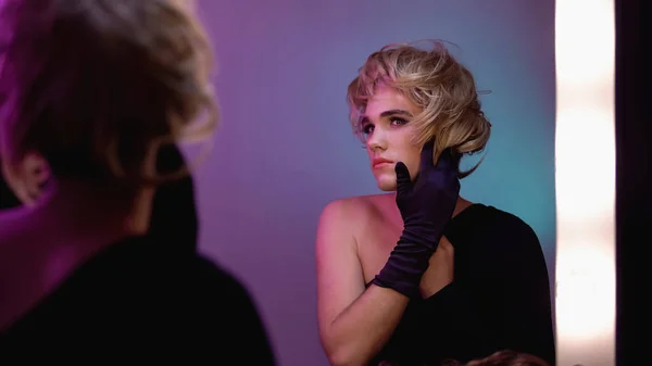 Travesti Diva Robe Perruque Blonde Regardant Dans Miroir Avant Performance — Photo