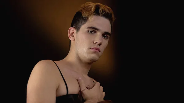 Bărbat Transgender Rochie Ţinând Peruca Uitându Tristeţe Cameră Nesiguranţă — Fotografie, imagine de stoc