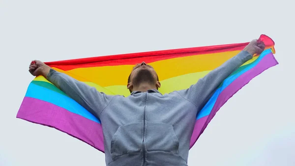 Hombre Levanta Bandera Del Arco Iris Marcha Por Derecho Lgbt — Foto de Stock