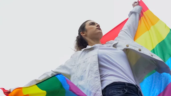 Mujer Levanta Bandera Del Arco Iris Solidaridad Con Matrimonio Del —  Fotos de Stock