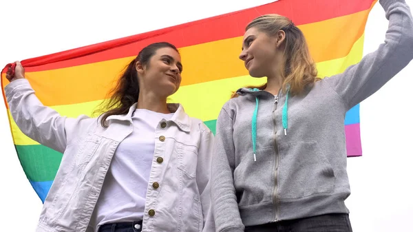 Lykkelig Kvinnelig Par Som Reiser Regnbueflagg Marsjerer Lhbt Rettigheter Samme – stockfoto